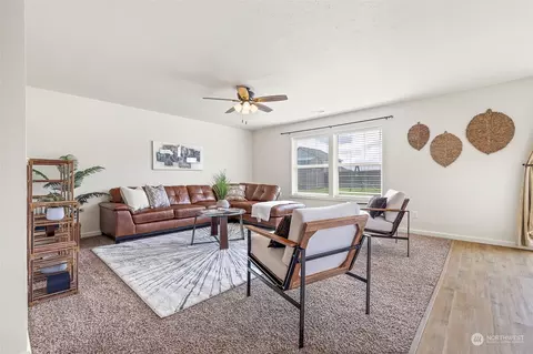 Living - 4102 Phoenix Ln, Pasco, WA 99301 photo 3 of 3