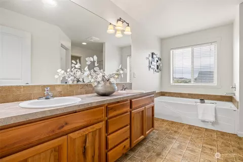 Bath - 4102 Phoenix Ln, Pasco, WA 99301 photo 5 of 6
