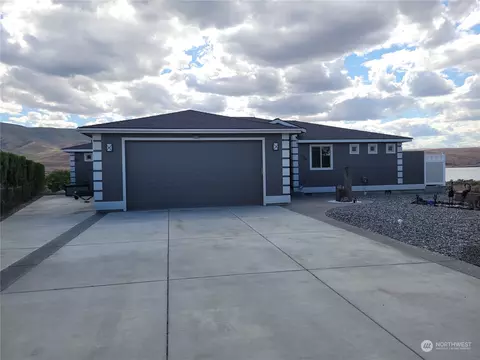 608 Beach Pl SW, Mattawa, WA 99349