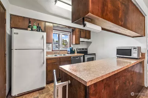 Kitchen - 855 34th Ave, Longview, WA 98632 photo 2 of 2