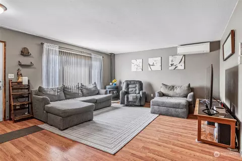 Living - 855 34th Ave, Longview, WA 98632 photo 1 of 1