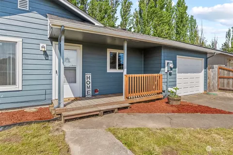 Exterior - 855 34th Ave, Longview, WA 98632 photo 3 of 6