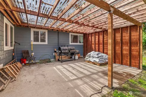 Exterior - 855 34th Ave, Longview, WA 98632 photo 4 of 6
