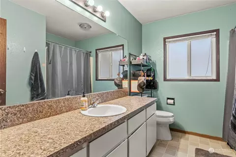 Bath - 855 34th Ave, Longview, WA 98632 photo 1 of 1