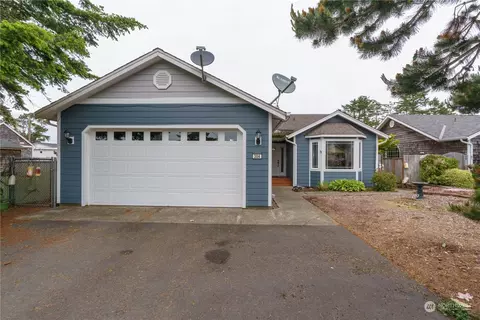 304 10th St NE, Long Beach, WA 98631