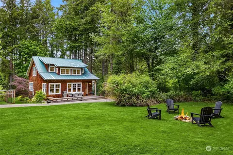 9823 NE Rose Trail Ln, Bainbridge Island, WA 98110