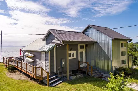 7250 Mill Beach Ln, Clinton, WA 98236