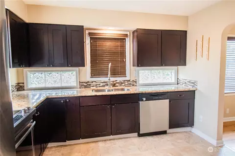 Kitchen - 577 24th Ave, Longview, WA 98632 photo 1 of 2