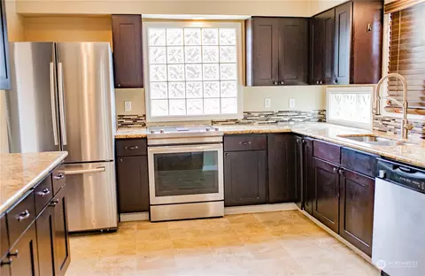 Kitchen - 577 24th Ave, Longview, WA 98632 photo 2 of 2