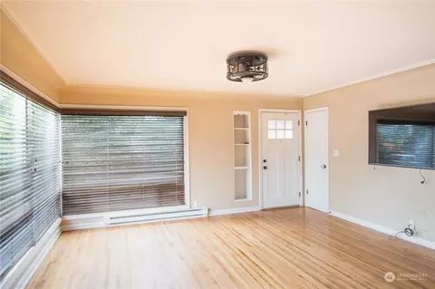 Living - 577 24th Ave, Longview, WA 98632 photo 2 of 3
