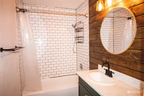 Bath - 577 24th Ave, Longview, WA 98632 photo 2 of 2