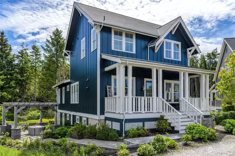 76 Horseshoe Ln, Pacific Beach, WA 98571