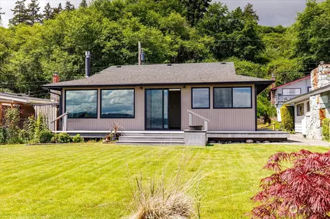 6735 Columbia Beach Dr, Clinton, WA 98236