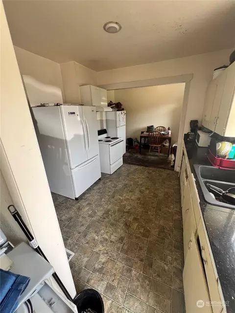 Kitchen - 2201 Highland Ave, Everett, WA 98201 photo 4 of 6