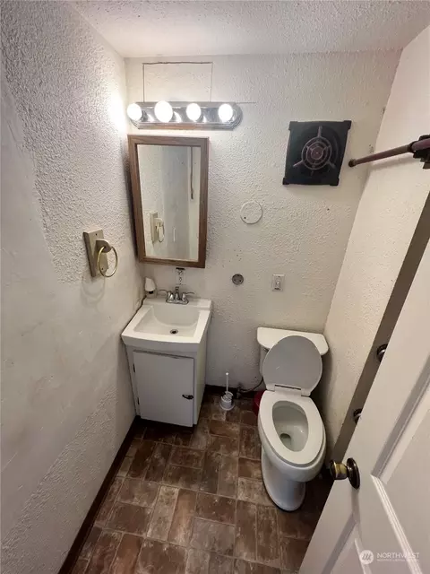 Bath - 2201 Highland Ave, Everett, WA 98201 photo 2 of 3
