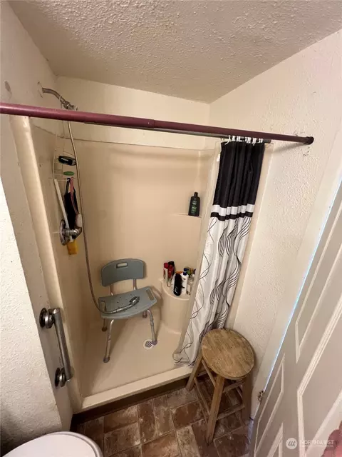 Bath - 2201 Highland Ave, Everett, WA 98201 photo 1 of 3