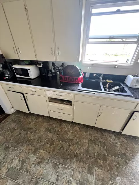 Kitchen - 2201 Highland Ave, Everett, WA 98201 photo 6 of 6