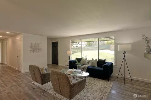 Living - 4807 Bayview Ln, Everett, WA 98203 photo 2 of 4