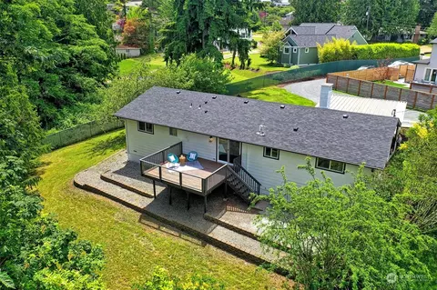 Exterior - 4807 Bayview Ln, Everett, WA 98203 photo 2 of 6