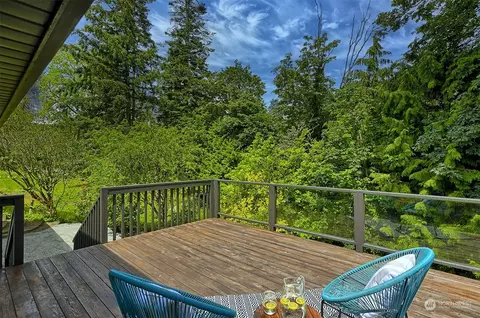 Exterior - 4807 Bayview Ln, Everett, WA 98203 photo 5 of 6