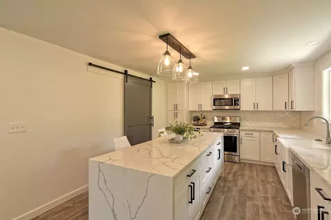 Kitchen - 4807 Bayview Ln, Everett, WA 98203 photo 3 of 5