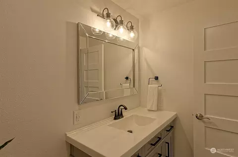 Bath - 4807 Bayview Ln, Everett, WA 98203 photo 3 of 3