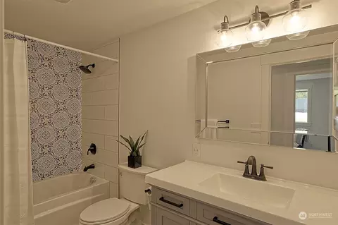 Bath - 4807 Bayview Ln, Everett, WA 98203 photo 2 of 3