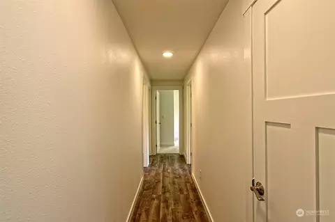 Entry Way - 4807 Bayview Ln, Everett, WA 98203 photo 1 of 1
