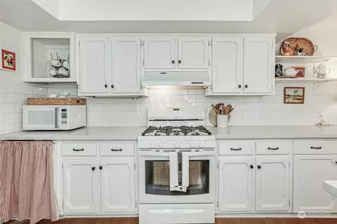 Kitchen - 15629 Cascadian Way, Bothell, WA 98012 photo 4 of 4