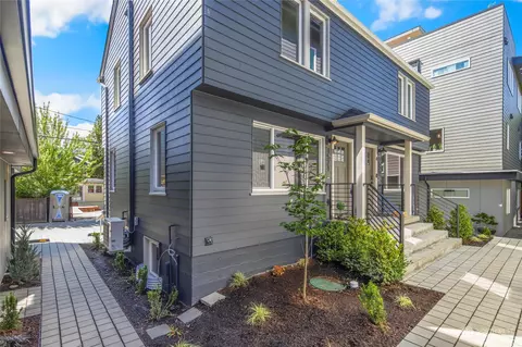 1521 B 44th Ave SW, Seattle, WA 98116