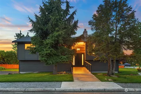 610 8th Ave S, Edmonds, WA 98020