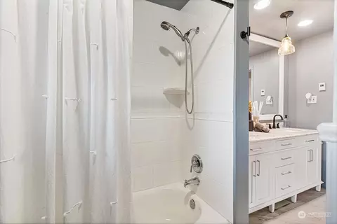 Bath - 817 94th St SE, Everett, WA 98208 photo 2 of 3