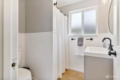 Bath - 817 94th St SE, Everett, WA 98208 photo 3 of 3