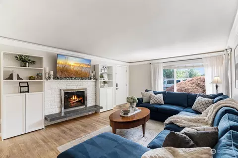 Living - 817 94th St SE, Everett, WA 98208 photo 1 of 3