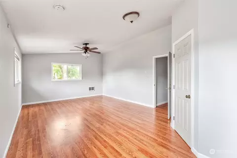 Living - 1605 8th Ave, Longview, WA 98632 photo 6 of 6