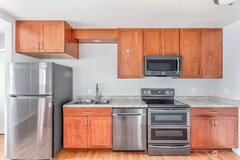 Kitchen - 1605 8th Ave, Longview, WA 98632 photo 2 of 3