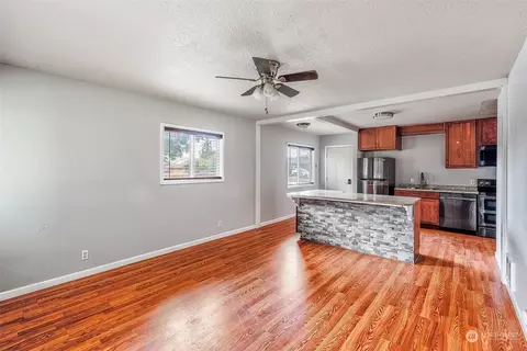 Living - 1605 8th Ave, Longview, WA 98632 photo 1 of 6