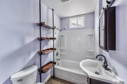 Bath - 1605 8th Ave, Longview, WA 98632 photo 1 of 2