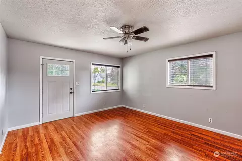 Living - 1605 8th Ave, Longview, WA 98632 photo 4 of 6