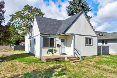 Exterior - 1605 8th Ave, Longview, WA 98632 photo 2 of 4