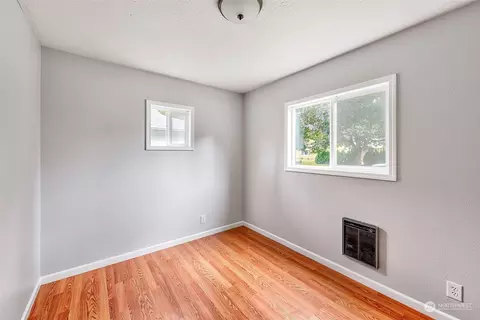 Bedroom - 1605 8th Ave, Longview, WA 98632 photo 1 of 6