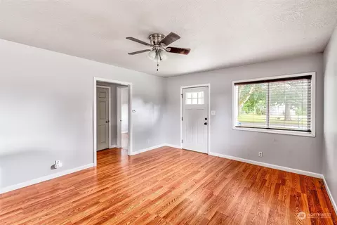 Living - 1605 8th Ave, Longview, WA 98632 photo 3 of 6