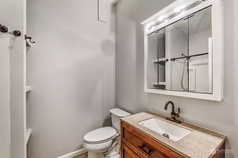 Bath - 1605 8th Ave, Longview, WA 98632 photo 2 of 2