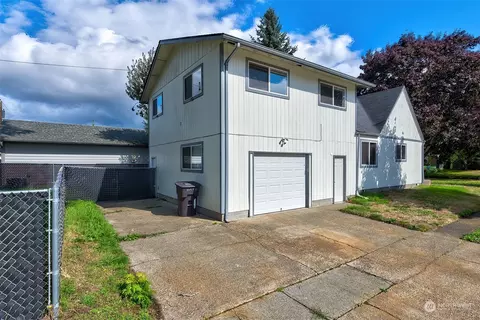Exterior - 1605 8th Ave, Longview, WA 98632 photo 3 of 4