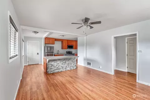 Living - 1605 8th Ave, Longview, WA 98632 photo 2 of 6
