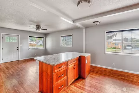 Living - 1605 8th Ave, Longview, WA 98632 photo 5 of 6