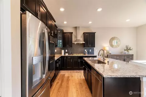 Kitchen - 17522 39th Ave SE, Bothell, WA 98012 photo 4 of 5