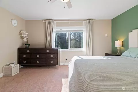 Bedroom - 17522 39th Ave SE, Bothell, WA 98012 photo 2 of 4