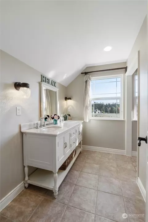 Bath - 24200 SE 371st St, Enumclaw, WA 98022 photo 2 of 3