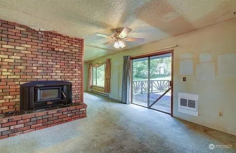 Living - 111 Backstrom Rd, Winlock, WA 98596 photo 2 of 7